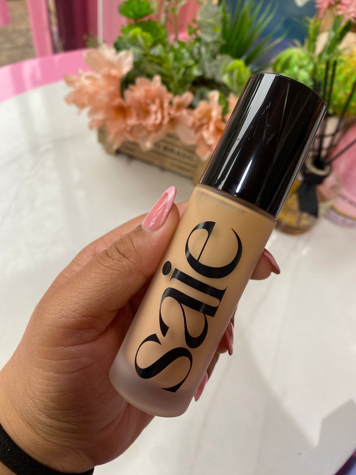 Base de maquillaje Glowy Super Skin Tint con ácido hialurónico