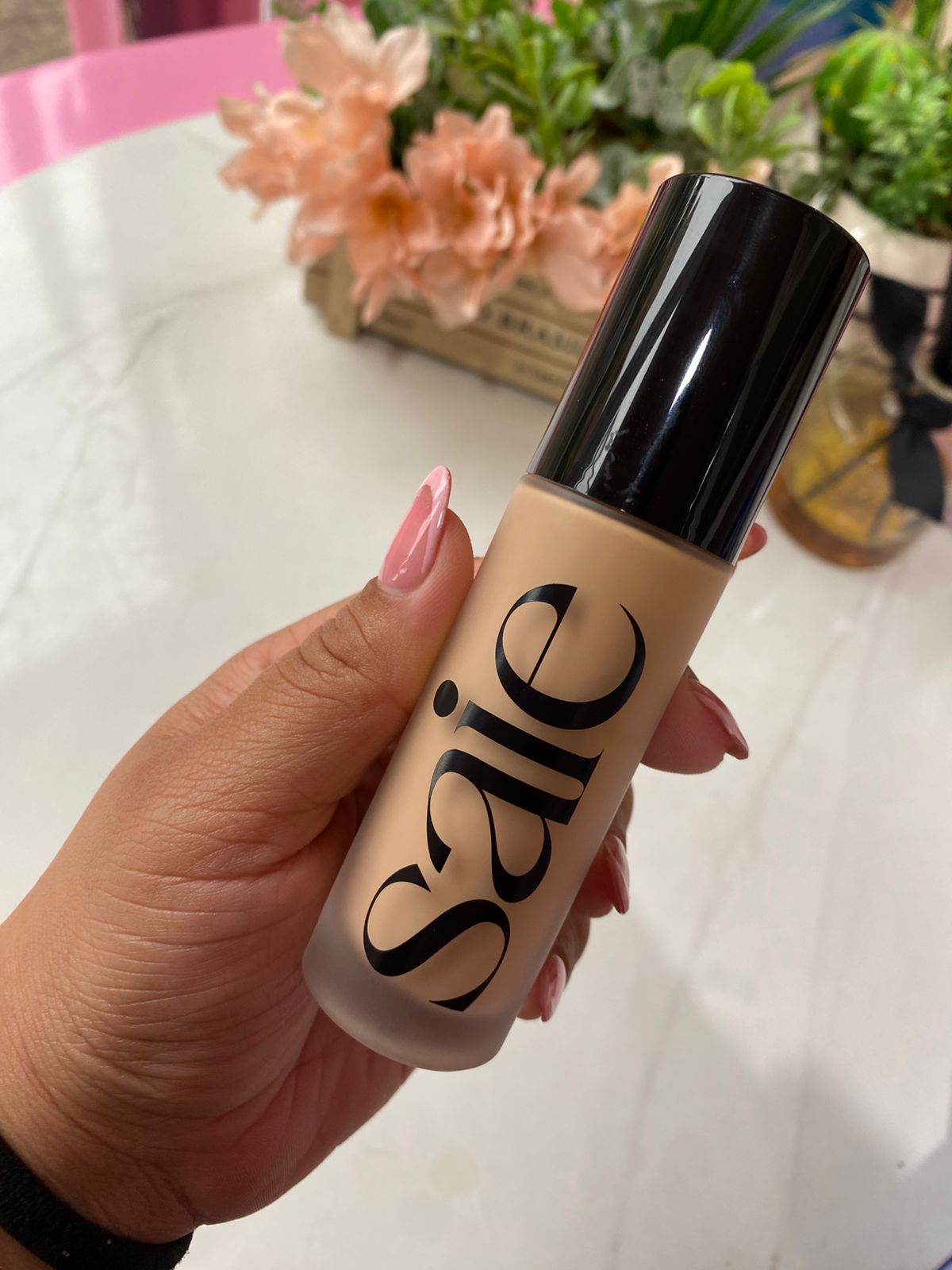 Base de maquillaje Glowy Super Skin Tint con ácido hialurónico
