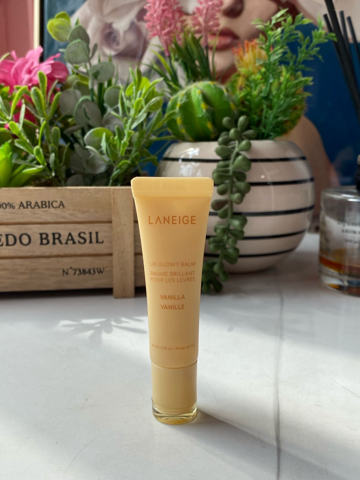 Bálsamo hidratante ligero Lip Glowy con manteca de karité