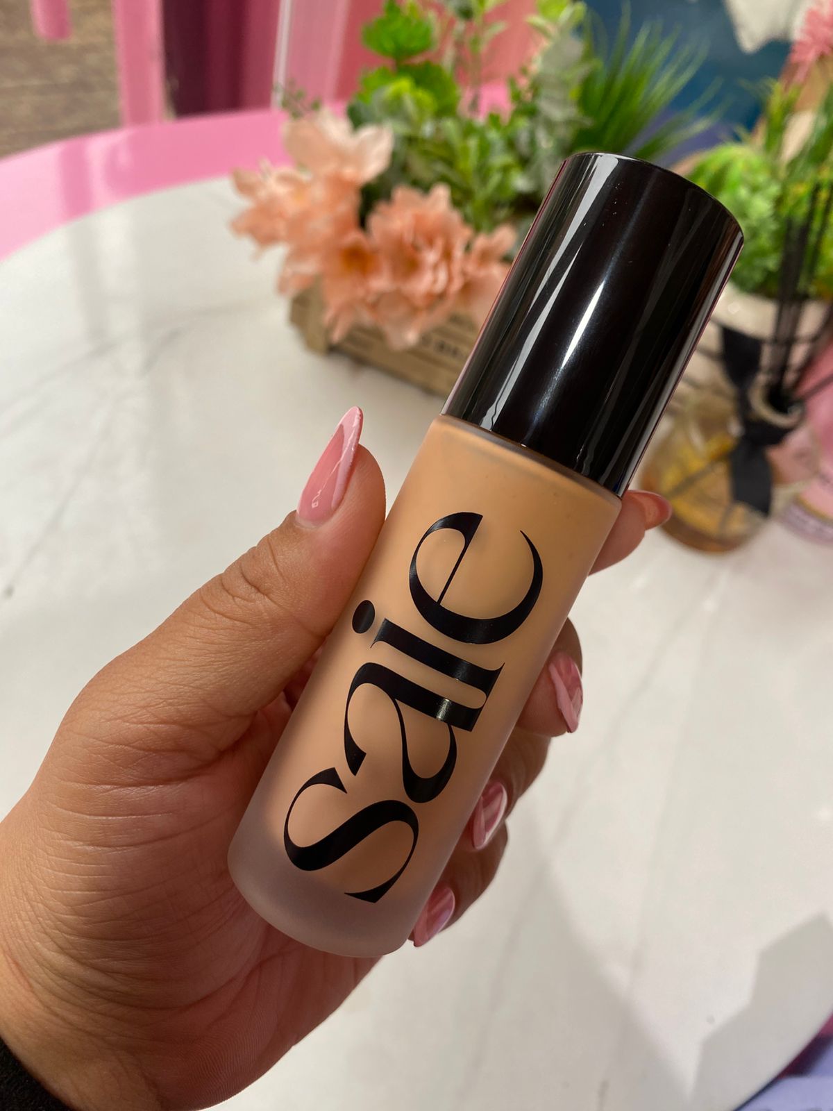 Base de maquillaje Glowy Super Skin Tint con ácido hialurónico