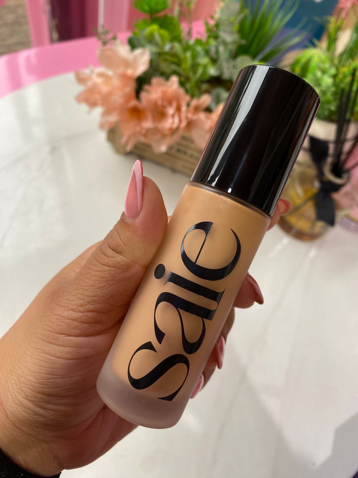 Base de maquillaje Glowy Super Skin Tint con ácido hialurónico